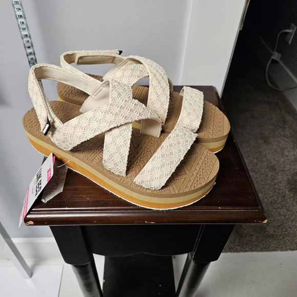 NWT Muk Luk sandals oatmeal color - Picture 3 of 6